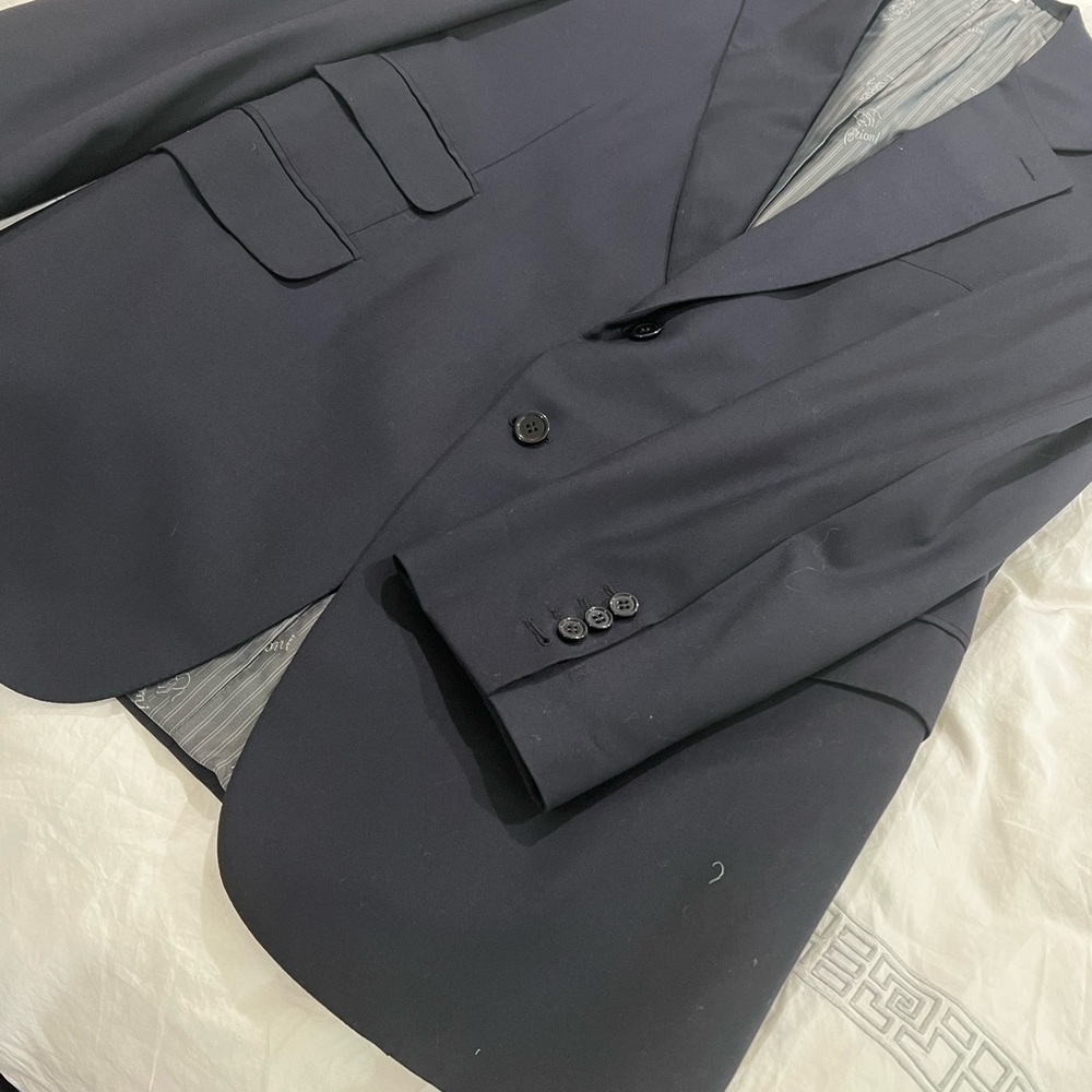 Brioni single breasted navy blue sport coat made in Italy